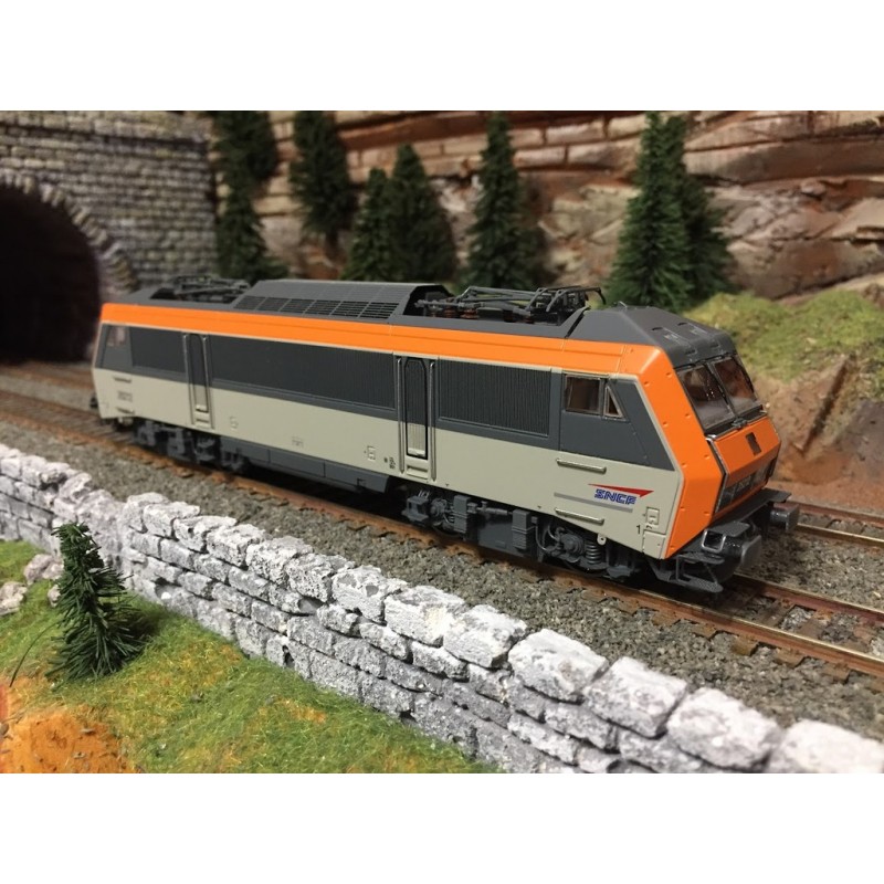 HJ 2443 LOCOMOTIVE ELECTRIQUE BB 26212 AVEC 3 FEUX AVANT LIVREE GRISE ORANGE LOGO CASQUETTE SNCF